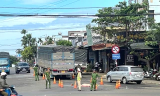 Đi bộ qua đường, người phụ nữ bị ô tô tải cán tử vong