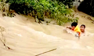 Giải cứu nam thanh niên mắc kẹt 6 ngày giữa sông Ayun