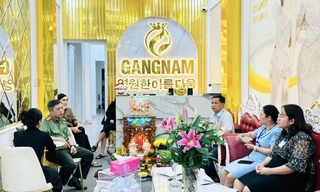 Tin mới vụ cơ sở thẩm mỹ không phép còn căng da mặt cho khách gần phòng bếp