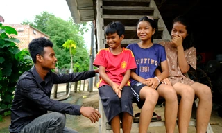 Vụ dùng drone cứu người: Xuất hiện thêm chàng trai bơi giữa dòng lũ cứu em nhỏ