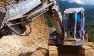 Thi công đường, xe múc đất tông bé trai 8 tuổi tử vong 