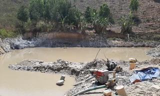 Hiện trường vụ khai thác vàng trái phép ở khu vực xã Hà Tây, huyện Chư Păh. Ảnh: Lê Anh