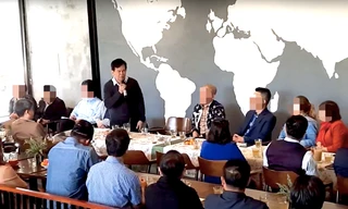 Ông Đặng Thanh Nam phát biểu trước nhiều doanh nghiệp tại quán cà phê Bạch Dương. Ảnh cắt từ YouTube