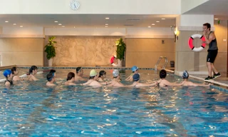 Huấn luyện viên hướng dẫn các học viên tập thể dục dưới nước