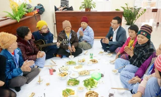 Bệnh nhân đang điều trị tại BV K Trung ương cùng tham dự chương trình Xuân ấm áp - Cơm sum vầy. Ảnh Quảng An