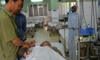 Anh N.D.H được đưa vào cấp cứu trong tình trạng bị dập nát bàn tay do pháo nổ