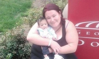 Chị Lauren và con gái 10 tháng tuổi, ảnh chụp khi bé gái còn sốngNgay sau khi uống sữa pha nước, bé Nevaeh lập tức bị hạ natri trong máu vì nhiễm độc nước. Bệnh viện cho biết nồng độ điện giải và natri của bé gái giảm nhanh, gây phù nề não. Đây không phải