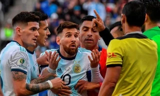 Liên đoàn bóng đá Nam Mỹ nói gì khi bị Messi cáo buộc 'dàn xếp'? 