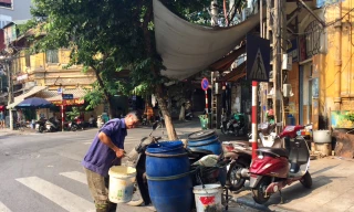 Người lao động Thủ đô chật vật mưu sinh dưới trưa hè 40 độ