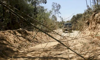 Người dân rào chặn, ngăn cản không cho xe vào lấy đất trái phép Ảnh: Tr.Định