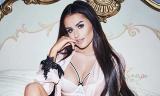 “Sốc nhiệt” với vóc dáng tuyệt vời của Amber Davies trong bộ đồ lót gợi cảm