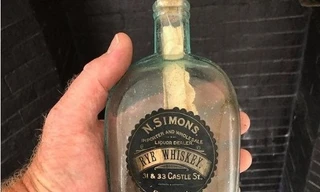 Bí ẩn mẩu thư nhắn trong chai thủy tinh được chôn ở lò sưởi cách đây 126 năm