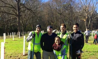 Thuận Khang ngoài cùng áo đen bên phải, cùng các bạn du học sinh Việt Nam và các bạn sinh viên Mỹ