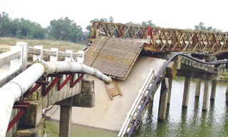 Cầu Đen bị sập chia cắt hơn 25.000 dân