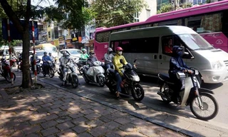 Nắng nóng hơn 40 độ trên đường phố Hà Nội ngày 18/5. Ảnh: Hoàng Mạnh Thắng