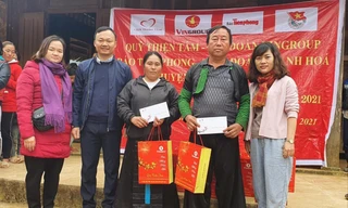 Từ sáng sớm đồng bào dân tộc Thái thuộc bản Son đã đến để chờ nhận quà của chương trình