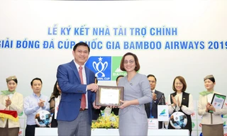  Chủ tịch VPF Trần Anh Tú và đại diện nhà tài trợ Bamboo Airways với bản hợp đồng tài trợ cho Cúp Quốc gia 2019 Ảnh: PT