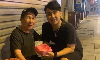 “Bờm” chụp ảnh cùng ông lão vô gia cư 