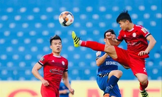 TPHCM (đỏ) lấy lại ngôi đầu sau chiến thắng trước B.Bình Dương Ảnh: 24h