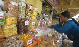 Bánh mứt nội, ngoại “3 không” tràn ngập chợ tết Sài Gòn Ảnh: U.P 