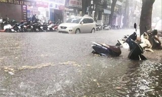 Theo lãnh đạo Cty Thoát nước Hà Nội, việc thoát nước gặp khó do thiếu tiền đầu tư hoàn chỉnh hệ thống ​