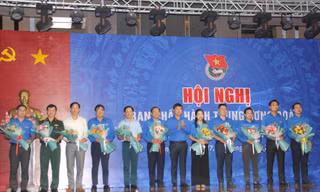 Anh Lê Quốc Phong chúc mừng các tân Ủy viên BCH T.Ư Đoàn khóa XI 