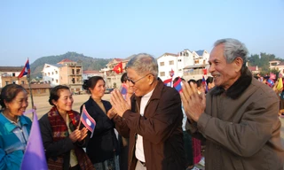 Ông Tăng Xuân Ngọc (thứ 2 phải sang) trở lại Sầm Nưa nhân kỷ niệm 60 năm quân tình nguyện Việt Nam tại Lào