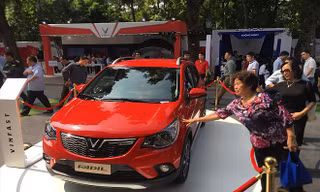  Người dân đổ xô đi xem xe VinFast Ảnh: Tuấn Nguyễn 