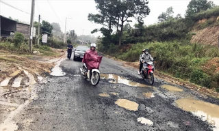 Ðường đèo quanh co, nhiều ổ gà rất nguy hiểm 