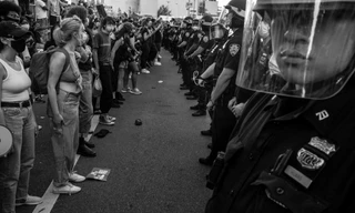 Người biểu tình Mỹ đối đầu với cảnh sát hôm thứ Bảy tuần trước. Ảnh: NYT 