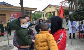 Nhiều phụ nữ trở về từ Trung Quốc mang theo trẻ nhỏ Ảnh: Duy Chiến 