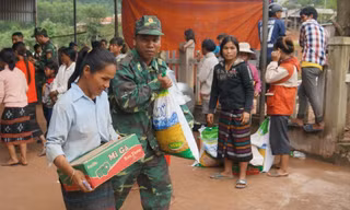 Bộ đội Biên phòng Quảng Trị đưa người dân ra khỏi vùng lũ đêm 17/10. Ảnh: Lộc Liên 