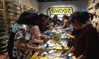 Người dân săn hàng nhân dịp Black Friday tại TPHCM