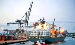  Hàng xuất khẩu tại cảng Sài Gòn Ảnh: Hồng Vĩnh