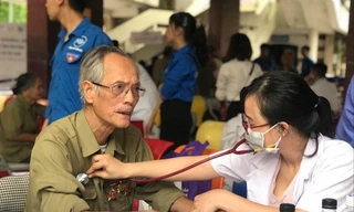 Các thầy thuốc trẻ Thủ đô khám bệnh, phát thuốc miễn phí cho cựu TNXP ẢNH: LƯU TRINH