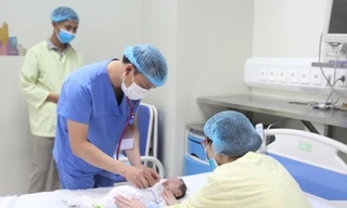 Bé sơ sinh hồi phục sau ca phẫu thuật phức tạp Ảnh: T.Hà 