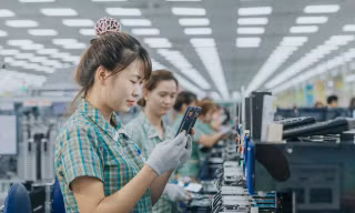  Năm 2020, kim ngạch xuất khẩu nhóm hàng công nghiệp, khoáng sản tăng mạnh (Trong ảnh, công nhân Samsung sản xuất lắp ráp đồ điện tử xuất khẩu) Ảnh: Như Ý 