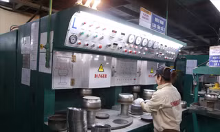 Công nhân nhà máy Sunhouse ở Quốc Oai (Hà Nội) đang sản xuất lòng nồi cơm điện