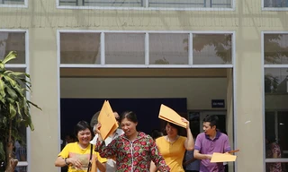 Phụ huynh mua hồ sơ đăng ký vào lớp 6 Trường Lương Thế Vinh trong những năm cấm thi