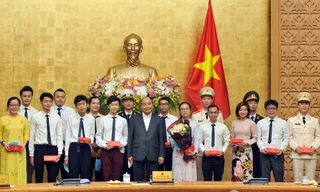 Thủ tướng Nguyễn Xuân Phúc gặp mặt và tặng quà cho các Gương mặt trẻ Việt Nam tiêu biểu và triển vọng năm 2019 Ảnh: Xuân Tùng