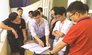 Bàn thảo phương án chấm thi trắc nghiệm Ảnh: Nghiêm Huê