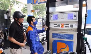 Giá xăng tăng liên tục ở mức cao, sẽ ảnh hưởng rất lớn đến sản xuất và chỉ số giá, sức chịu đựng của người tiêu dùng Ảnh: Như Ý