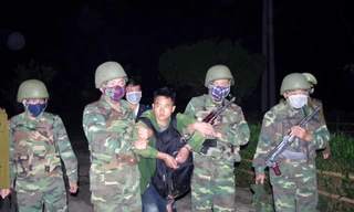 Dẫn giải tên tội phạm ma túy từ bờ ta luy 