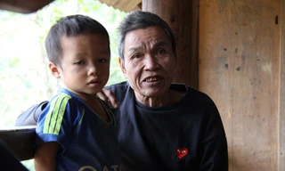 Ông Bảo ôm đứa cháu kể lại chuyến xe gặp nạn khiến con dâu ông là Moong Thị Lâm tử vong 