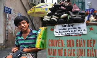 Sửa giày miễn phí cho người nghèo