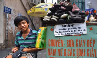 Sửa giày miễn phí cho người nghèo