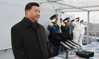 Chủ tịch Trung Quốc Tập Cận Bình tham dự một lễ kỷ niệm của hải quân nước này ở khu vực gần thành phố cảng Thanh Đảo ngày 23/4. Ảnh: AP