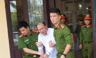 Bùi Mạnh Giáp bị lực lượng chức năng giải đi trong nỗi thất vọng