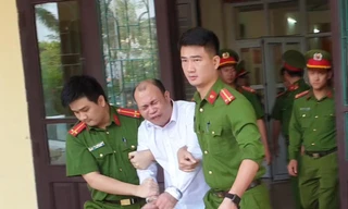 Bùi Mạnh Giáp bị lực lượng chức năng giải đi trong nỗi thất vọng