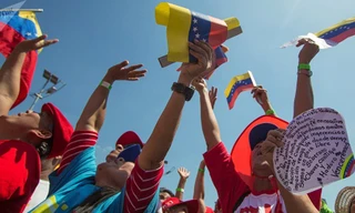 Những người ủng hộ ông Maduro tập trung gần dinh tổng thống ẢNH: Sputnik 